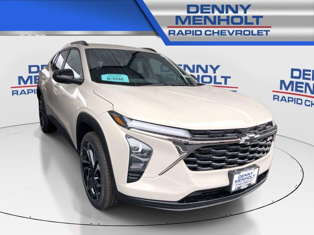 2026 Chevrolet Trax 2RS in White Sands — front three-quarter view