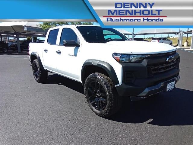 2025 Chevrolet Colorado Crew Cab Short Box 4-Wheel Drive Trail Boss in Summit White — front three-quarter view