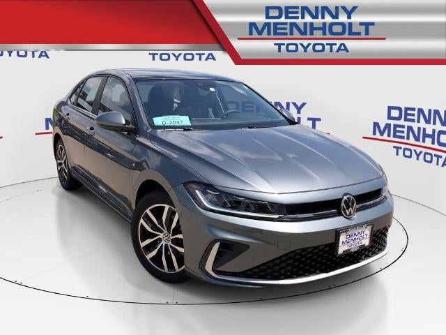 2026 Volkswagen Jetta SE Auto in Platinum Gray Metallic — front three-quarter view
